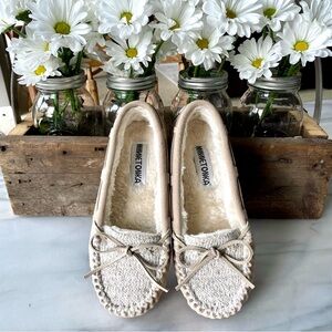 Minnetonka•Size 6•BRAND NEW•Allie Fabric Plug Trapper Moccasins•Suede and Fabric
